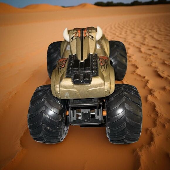 Hot Wheels Monster Jam Gold Steer Clear Diecast Monster Truck 1:64 B23 - Picture 9 of 9